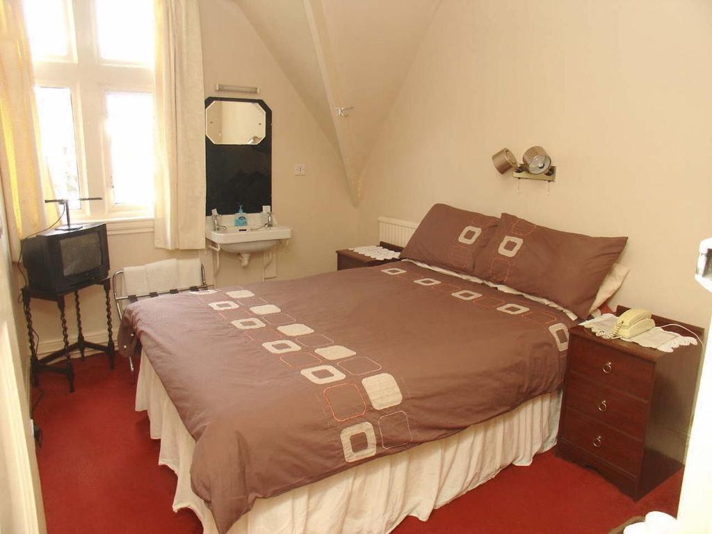 Awentsbury Hotel Near Birmingham University Room photo